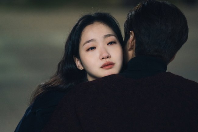 Kim Go Eun como a Tenente Jeong Tae Eul