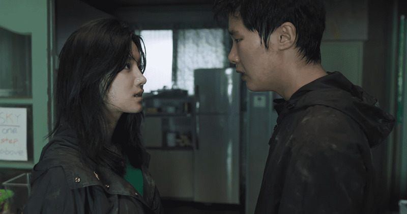 Kim Dong Hee como Ji Soo e Park Ju Hyun como Gyu Ri em Extracurricular da Netflix