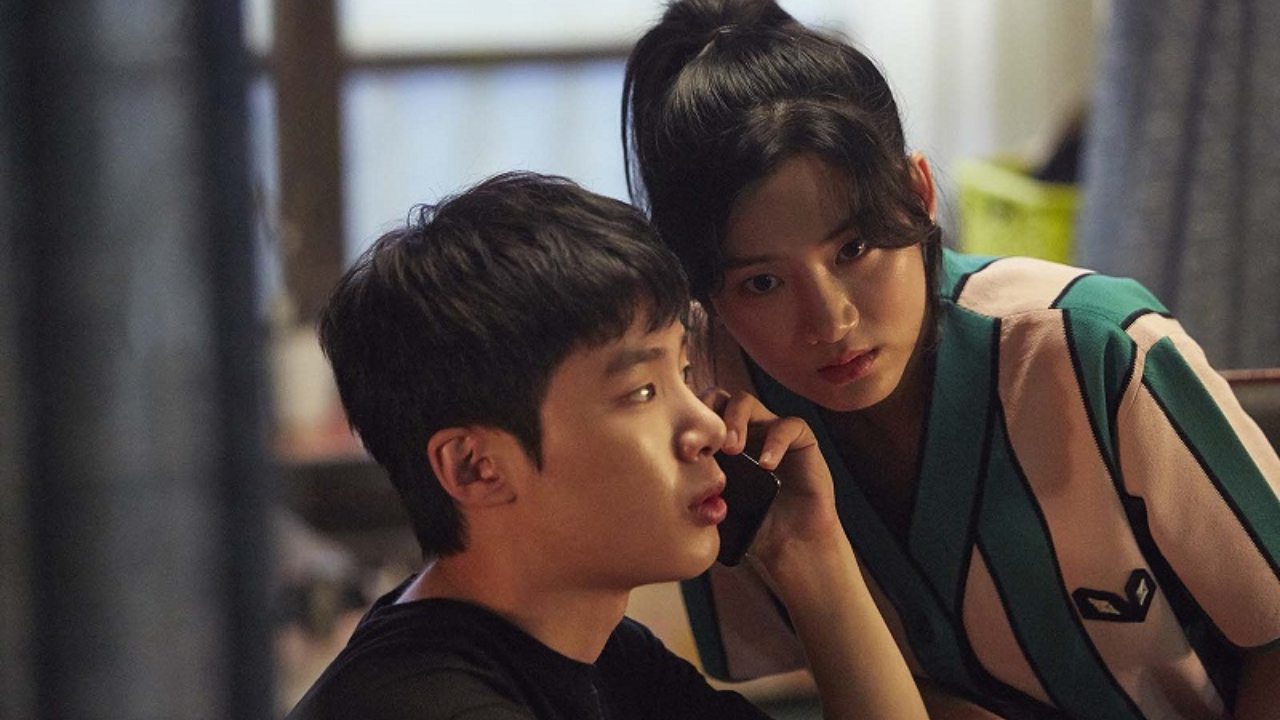 Kim Dong Hee como Ji Soo e Park Ju Hyun como Gyu Ri em Extracurricular da Netflix