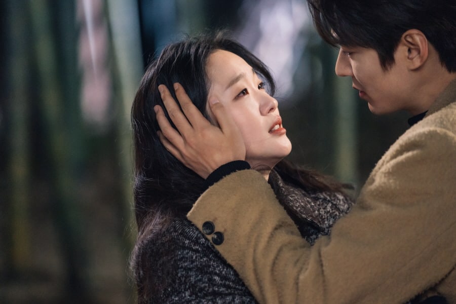 Kim Go Eun e Lee Min Ho como Jeong Tae Eul e Lee Gon em O Rei Eterno