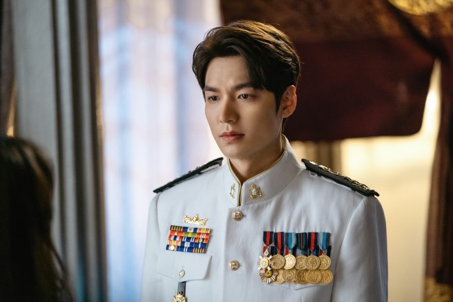 Lee Min Ho como Lee Gon em O Rei Eterno